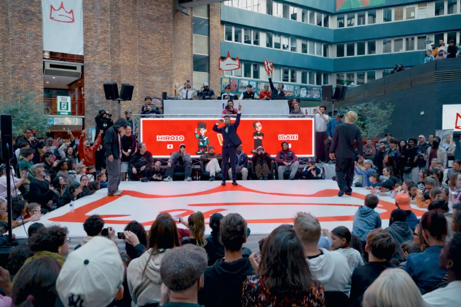 IT BATTLE battle floor photo with Isaki and Hiro on screen